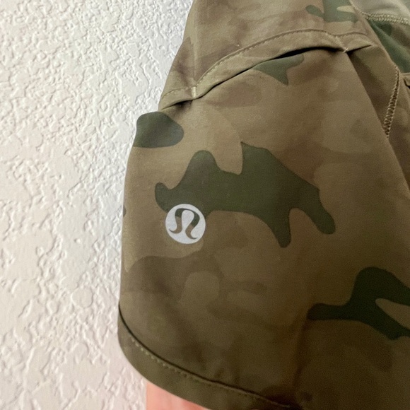 Lululemon army green camouflage shorts- size 6 - Picture 3 of 3